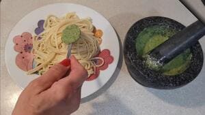 Poner la salsa pesto Poner la salsa pesto