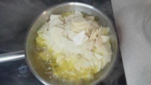 Tortilla de patatas - Paso 1 - Pon las patatas en una sartén con aceite caliente.