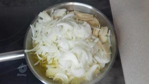 Tortilla de Patatas - Paso 2 - Añade la cebolla y sala.