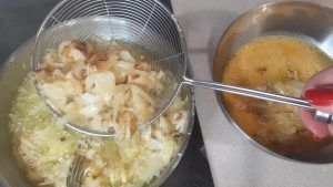 Tortilla de Patatas - Paso 4 - Cuando las patatas y la cebolla estén doradas, ponlas en los huevos batidos.