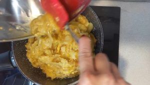 Tortilla de Patatas - Paso 5 - Vuelca la mezcla en una sartén untada en aceite.