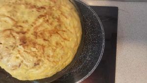 Tortilla de Patatas - Paso 6 - Cuando la tortilla esté dorada por un lado, dale la vuelta.