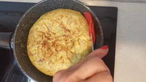 Tortilla de Patatas - Paso 7 - Dórala por el otro lado.