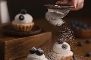 Pastelitos dulces con azúcar glas