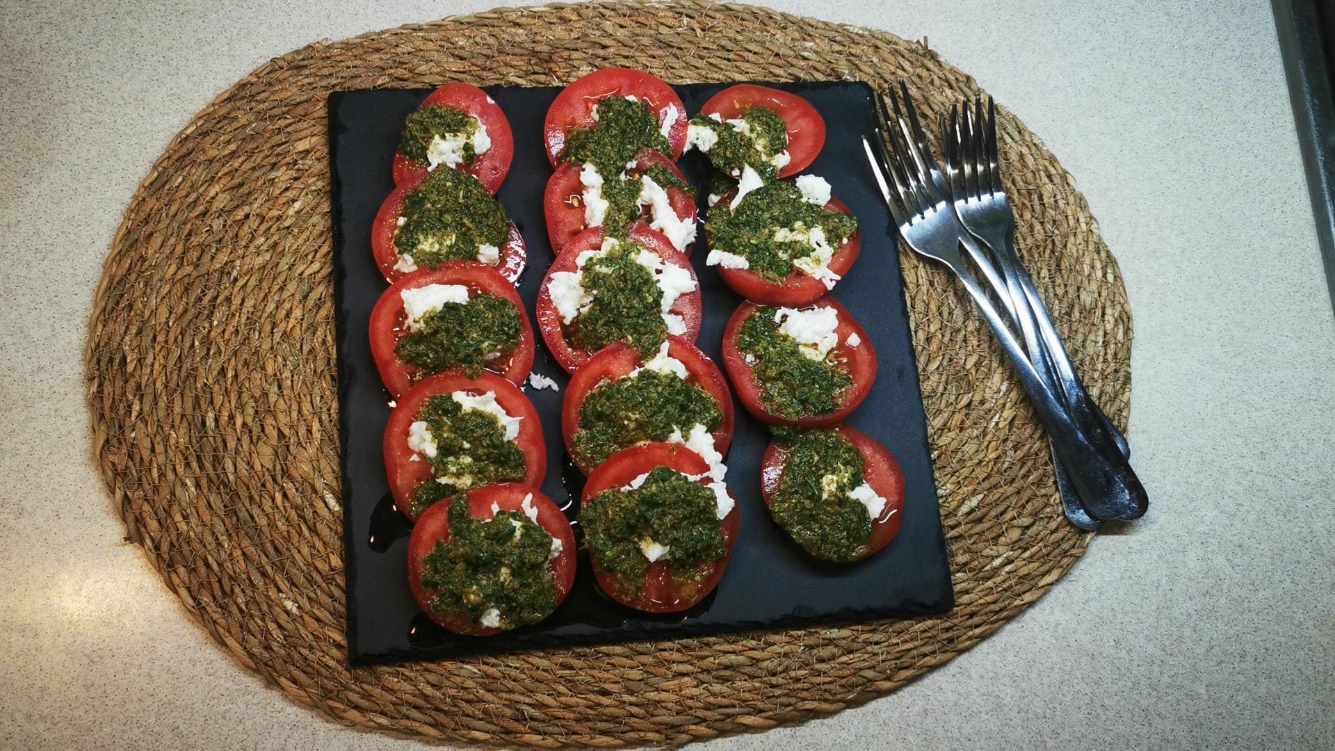 Ensalada de tomate al pesto - Aurora Cocina Ensalada de tomate al pesto - Aurora Cocina