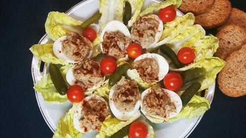 Huevos Rellenos de Atún y Allioli