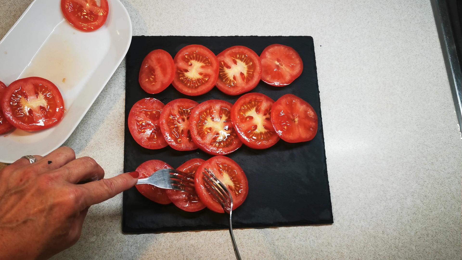 Ensalada de tomate al pesto - Aurora Cocina Ensalada de tomate al pesto - Aurora Cocina