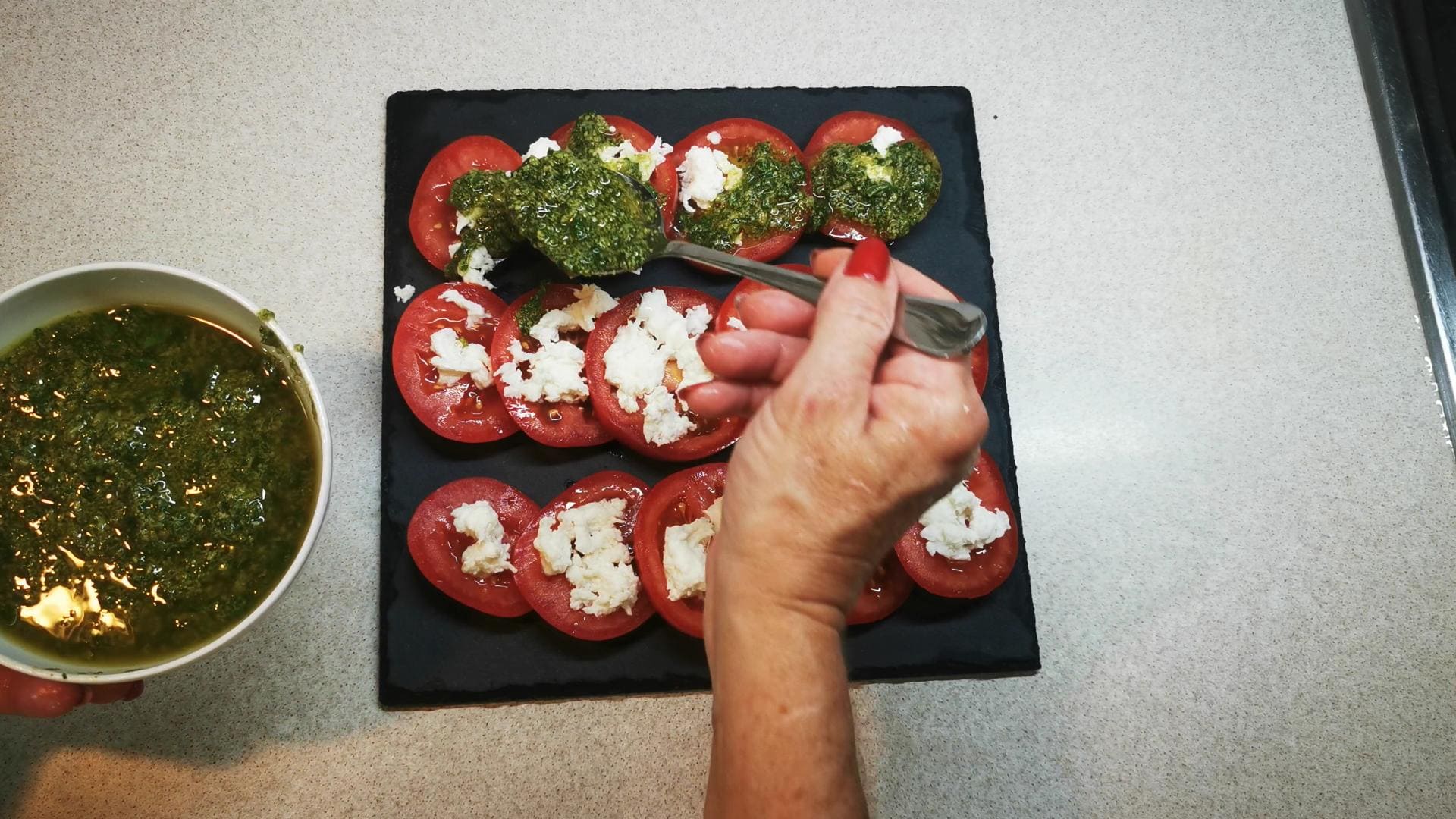 Ensalada de tomate al pesto - Aurora Cocina Ensalada de tomate al pesto - Aurora Cocina