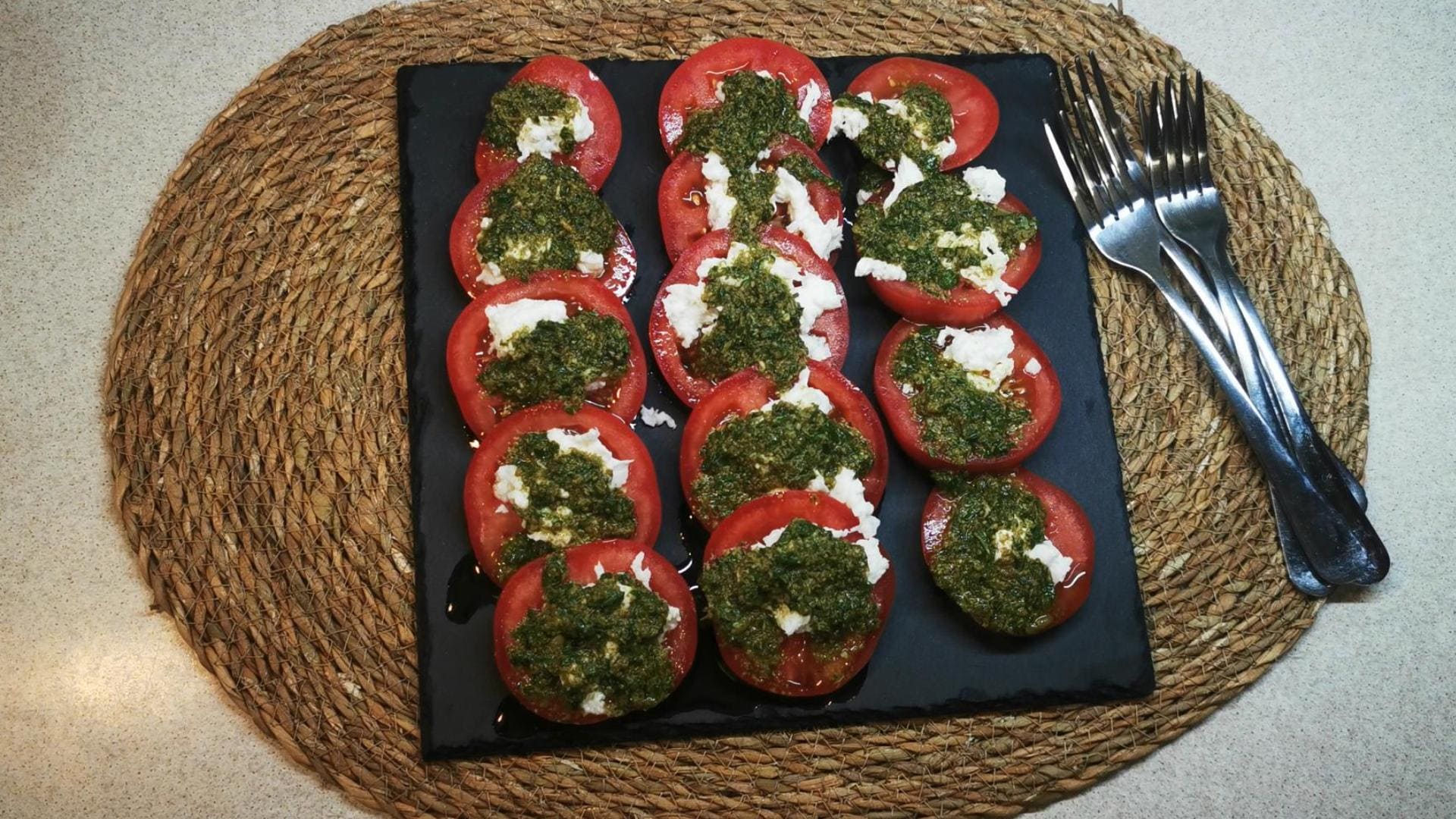 Ensalada de tomate al pesto - Aurora Cocina Ensalada de tomate al pesto - Aurora Cocina